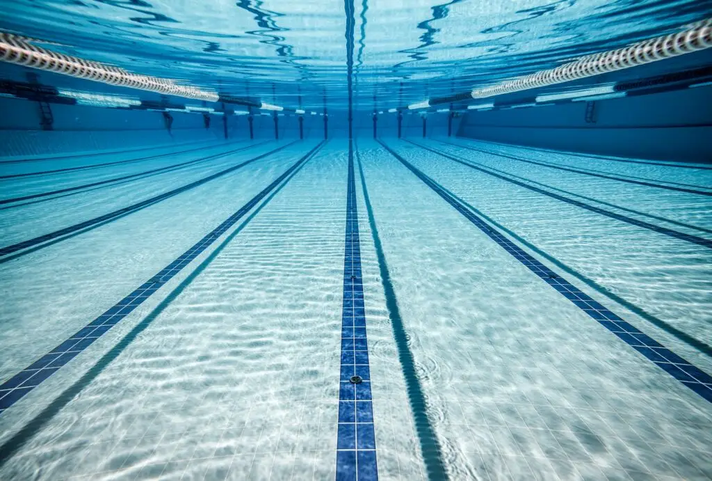 Piscina exterior en perfecto estado tras la reparación de fugas