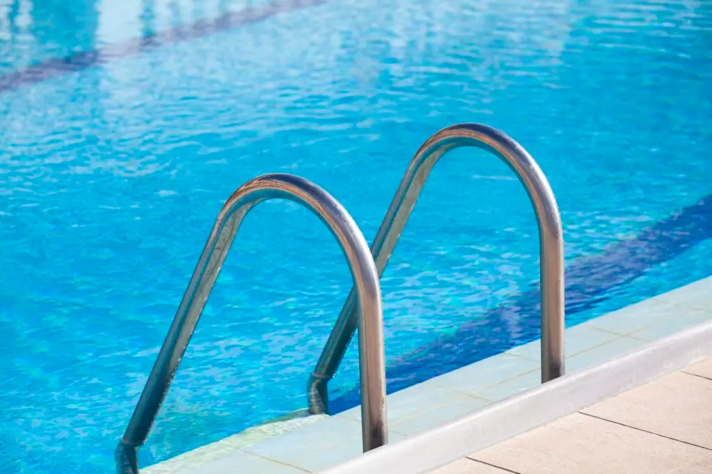Piscina exterior reparada por el equipo de FugasFix