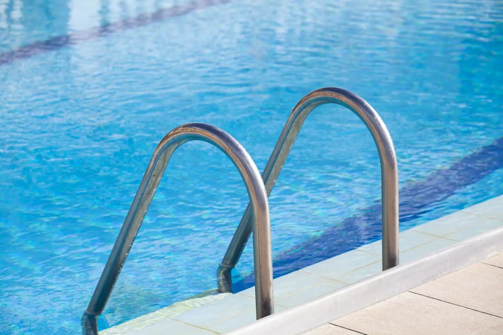 Piscina exterior reparada por el equipo de FugasFix