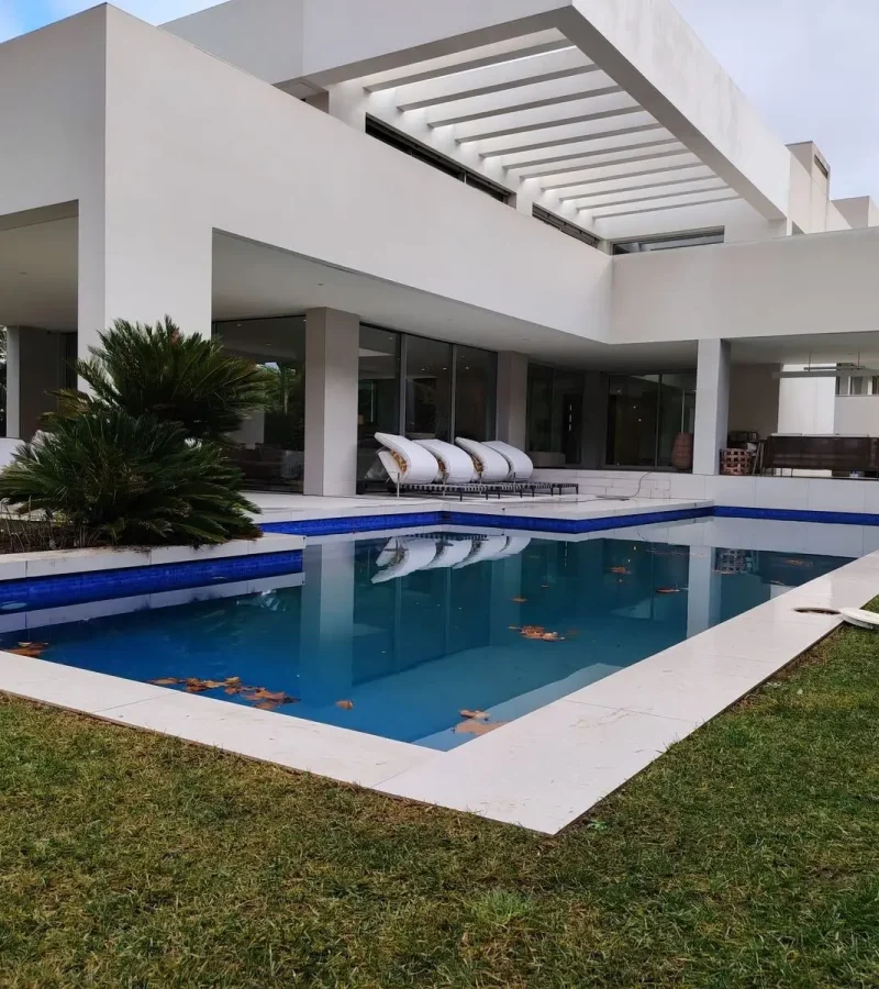 Piscina de una vivienda unifamiliar antes de la intervención de reparación de fugas de FugasFix