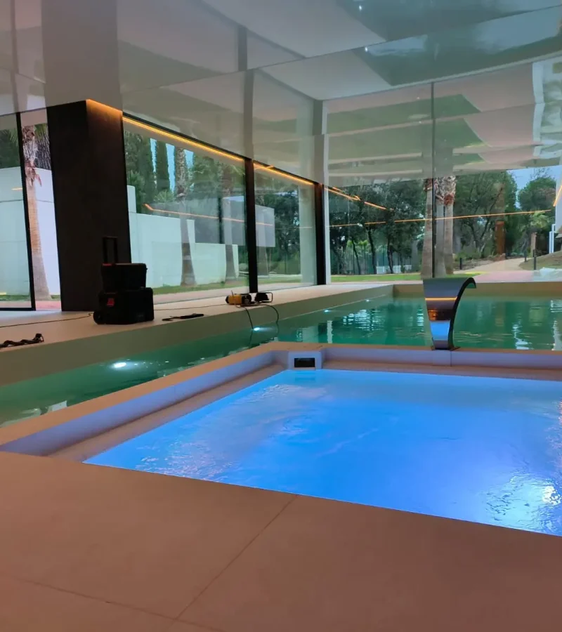 Piscina interior con equipo de buceo técnico preparado para la detección de fugas de FugasFix
